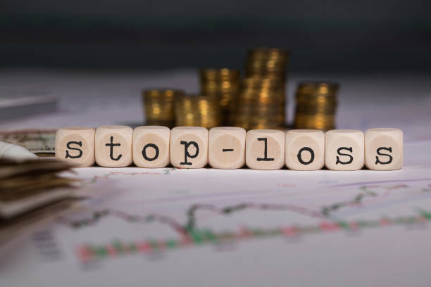 mot stop-loss composé de lettres en bois. - stockholder photos et images de collection