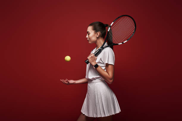 당신의 마음으로 플레이, 당신의 라 케와 이야기. 젊은 테니스 선수는 라켓과 공을 빨간색 배경 위에 고립 서 서 - racket sport tennis tennis ball young women 뉴스 사진 이미지