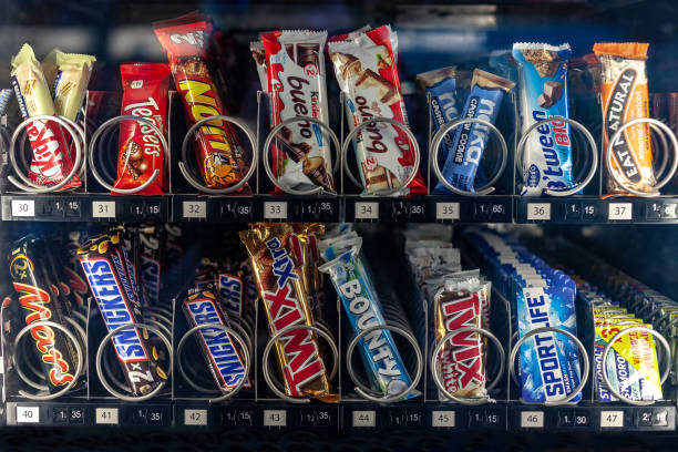 máquina com todos os tipos de lanches, localizados na estação de amsterdam bijlmer arena - 2019 - vending machine fotos - fotografias e filmes do acervo