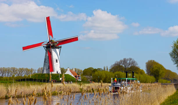 ブルージュとダム、西のフランダース、ベルギーの運河 - belgium bruges windmill europe ストックフォトと画像