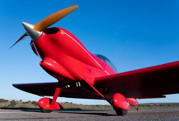 avión de hélice rojo pequeño - small airplane air vehicle propeller fotografías e imágenes de stock