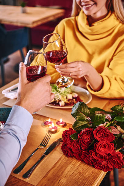 행복을 위한 환호. 레스토랑에서 레드 와인을 들고 커플의 클로즈업 - valentines day romance boyfriend vertical 뉴스 사진 이미지