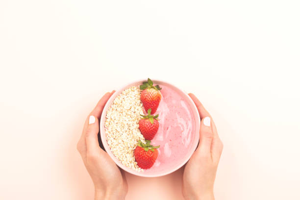 istock Smoothie bowl on pink background 1129812512