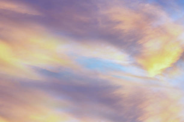 cielo crepuscular con efecto de luz de tono pastel. colorido atardecer de nubes suaves. - cirrus sky fantasy cloud fotografías e imágenes de stock
