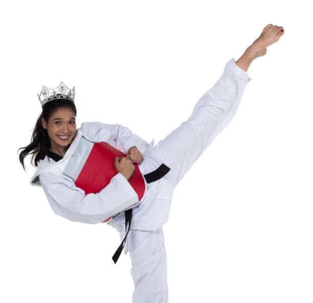 master cintura nera taekwondo bella donna - karate women kickboxing human foot foto e immagini stock