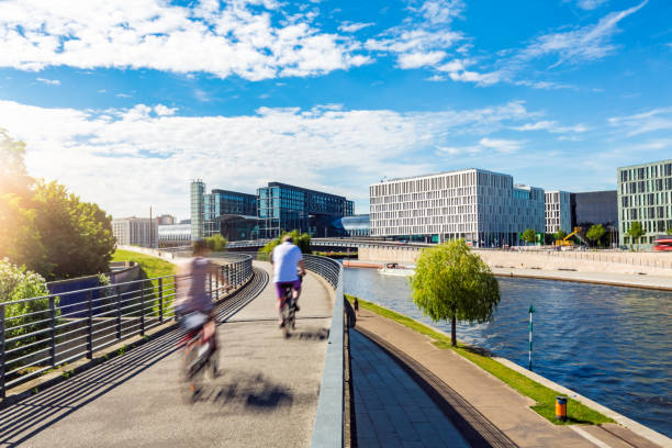 берлин скайлайн с рекой шпрее и центральным вокзалом - spree river стоковые фото и изображения