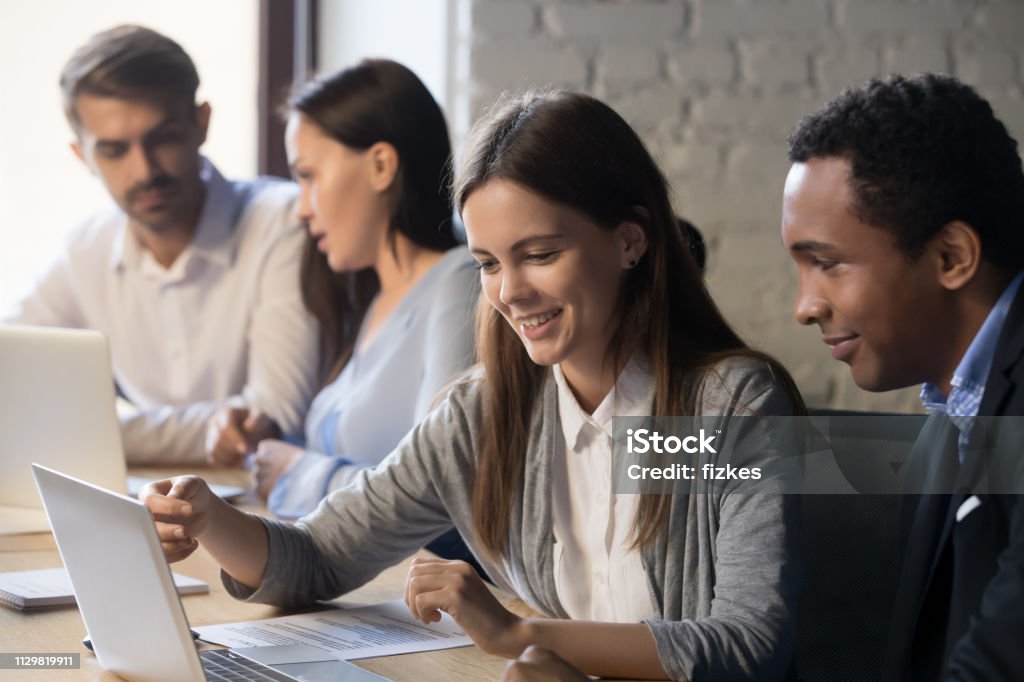 Divers employés travaillent ensemble coopérant au bureau - Photo de Apprenti libre de droits