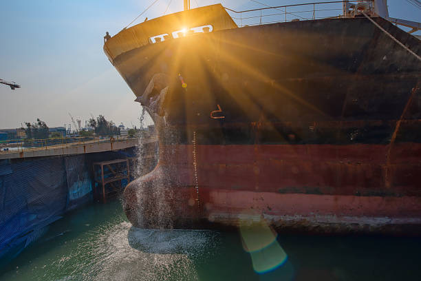 anchorage is involved - crane shipyard construction pulley imagens e fotografias de stock