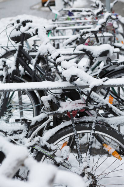 parco biciclette innevato nella città di ratisbona, in germania, - fahrad foto e immagini stock