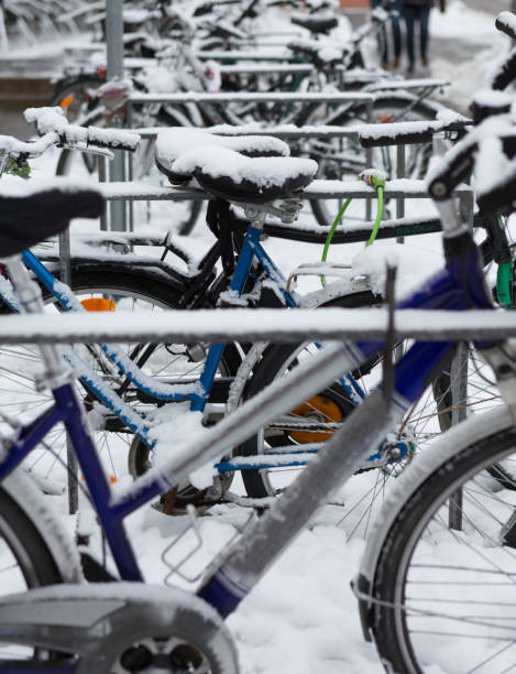 parco biciclette innevato nella città di ratisbona, in germania, - fahrad foto e immagini stock