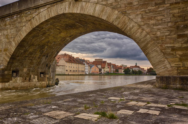 city view, view under the stone bridge regensburg, germany, - arch bridge regensburg ancient germany imagens e fotografias de stock