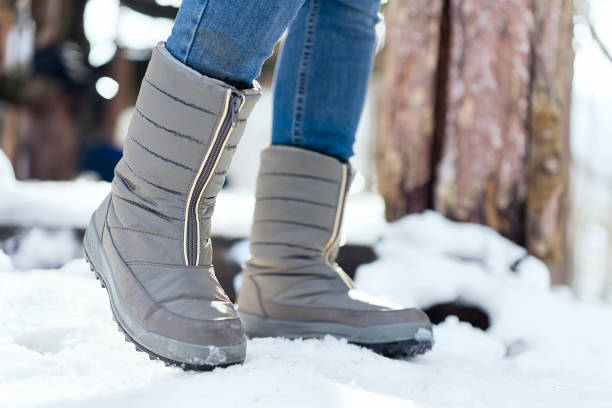 bota de invierno en la nieve - bota de la nieve fotografías e imágenes de stock