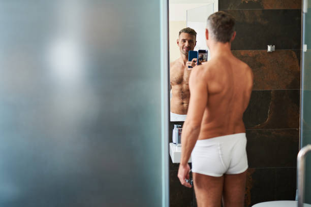 흰색 속옷을 욕실에 selfie를 복용에서 매력적인 젊은 남자 - underwear men mens underpants male 뉴스 사진 이미지