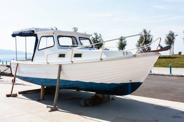 yacht-park auf straße - repairing sky luxury boat deck stock-fotos und bilder