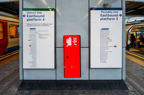 런던 튜브 eastbound 지구 및 해머 역에서 피 카 딜리 라인 선 노선 지도. 두 플랫폼에서 기다리는 기차 - heathrow airport london england airport station 뉴스 사진 이미지
