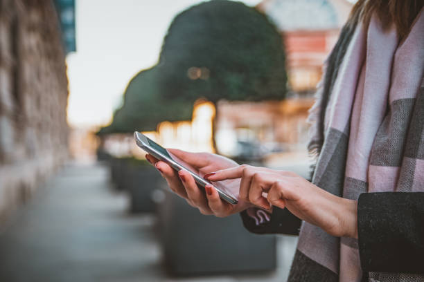 young woman using apps on a mobile touchscreen smartphone - women travel destinations london england tourist imagens e fotografias de stock