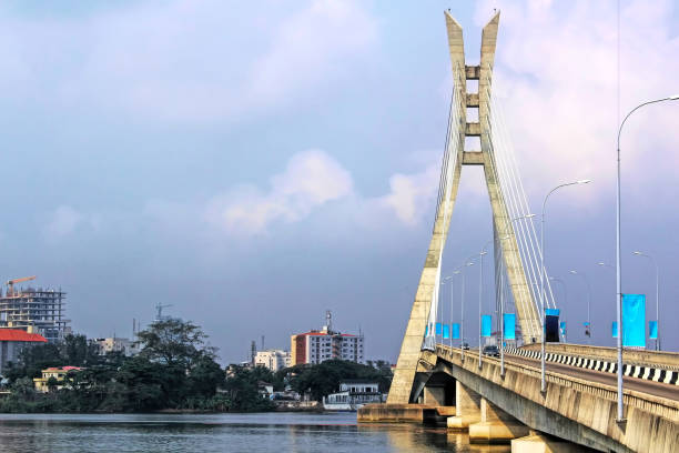 lagos, nigeria; lekki-ikoyi bridge - lagos landmark - infrastruktur und stadtverkehr - nigeria stock-fotos und bilder