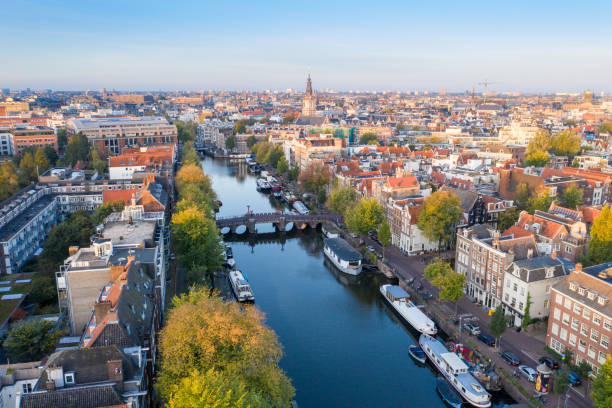 panoramique vue aérienne de amsterdam, pays-bas. - canal eau vive photos et images de collection