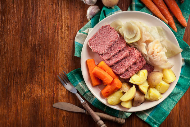 corned beef y repollo con patatas y zanahorias - col fotografías e imágenes de stock