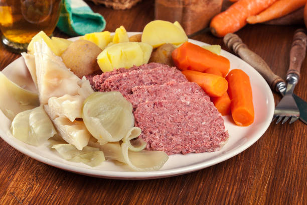 manzo in scatola e cavolo con patate e carote - dinner corned beef irish culture st patricks day foto e immagini stock