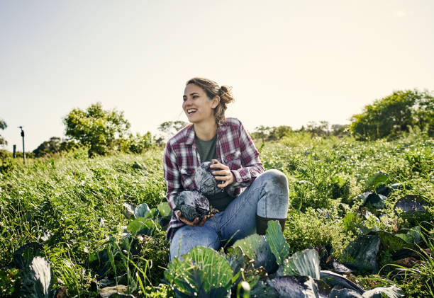 il mondo ha bisogno di più agricoltura biologica - agricoltrice foto e immagini stock