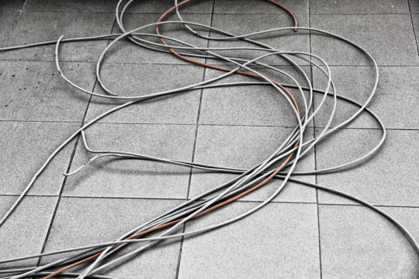 наземные сетевые кабели - cable intertwined nobody technology стоковые фото и изображения