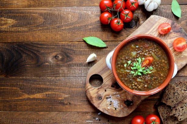 deliziosa zuppa di lenticchie sul tavolo. - garlic cooking oil cutting board horizontal foto e immagini stock