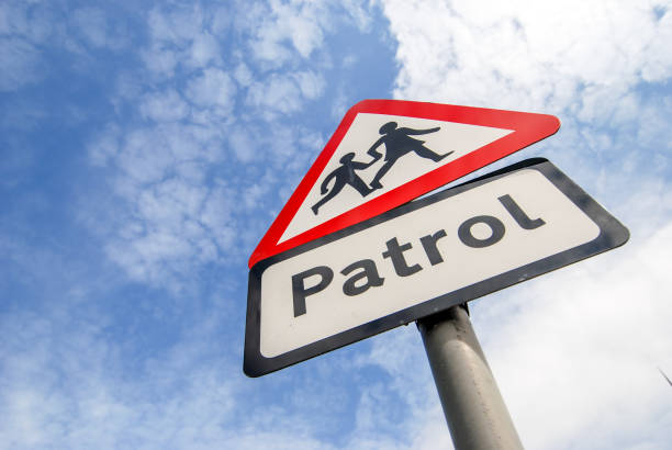студенческий знак предупреждения пересечения - education sign school crossing sign crossing стоковые фото и изображения