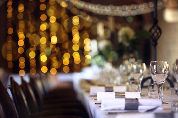 長いテーブル背景に正式な結婚式の場所の設定 - レストラン 写真 ストックフォトと画像