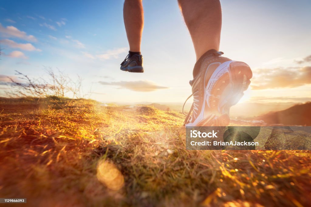 Langlauf im Sonnenaufgang - Lizenzfrei Rennen - Körperliche Aktivität Stock-Foto