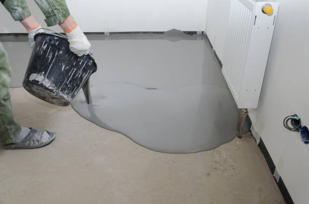 self-leveling epoxy. leveling with a mixture of cement floors. - levelling instrument imagens e fotografias de stock