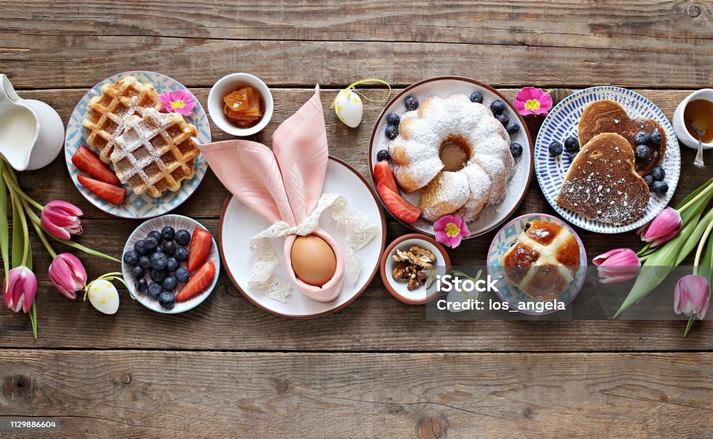 Пасхальный праздничный десертный стол - Стоковые фото Пасха роялти-фри