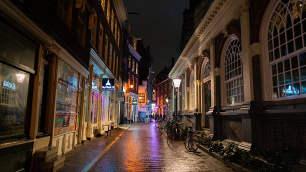 istock Alley strole 1129891088