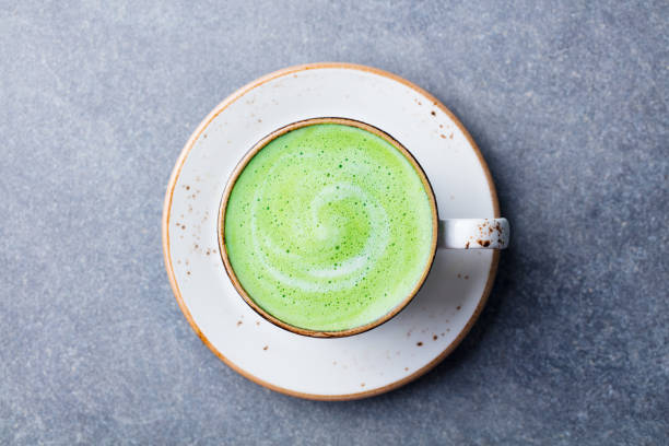 matcha, té verde café en una taza. fondo de piedra gris. vista superior. - tea cup cup china saucer fotografías e imágenes de stock