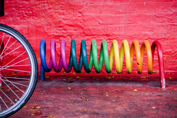 creativ bicyle стойка в общественном парке в копенгагене, дания - bicycle wall green single object стоковые фото и изображения
