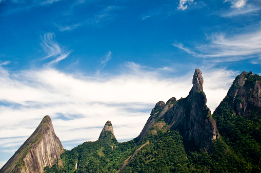 Colinas verdes-selva-montañas Petrópolis-dedo de Deus-montaña clásica para escalar photo