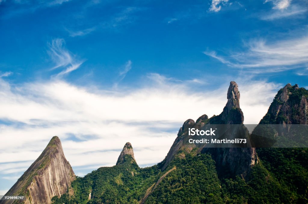 그린 힐스-열대우림-페트로폴리스 마운틴 스-디 데이 스-클래식 마운틴 등산 - 로열티 프리 페트로폴리스 스톡 사진
