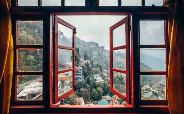 widok z okna darjeeling. podróżuj w himalajach wschodnich. - darjeeling zdjęcia i obrazy z banku zdjęć