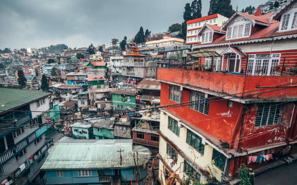 darjeeling city na zboczu góry. himalajskie miasto, ciasne budynki. - darjeeling zdjęcia i obrazy z banku zdjęć