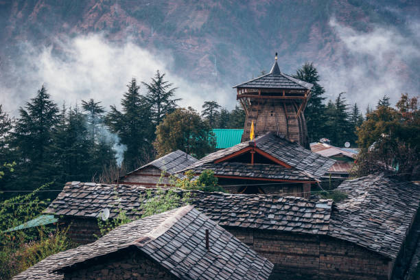 temple de krishna, naggar, kullu district, himachal pradesh, l’himalaya occidental, près de la station de manali, inde. village de montagne à flanc de colline. tourisme dans les montagnes. - india brahmin hinduism tourism photos et images de collection