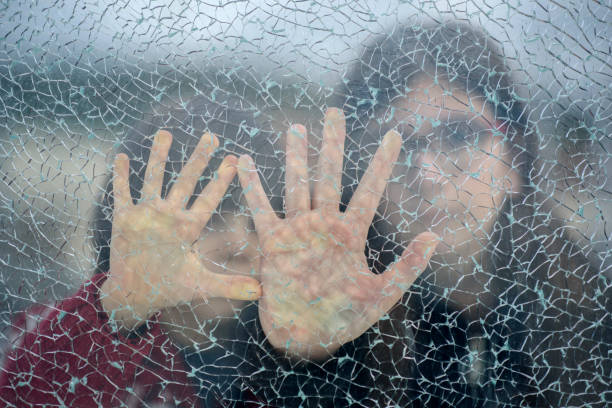 autodefesa - broken window glass women - fotografias e filmes do acervo