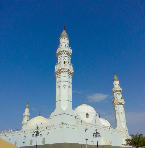 mezquita de qiblatain, uno de la más popular mezquita en medina, arabia saudita - alquibla fotos fotografías e imágenes de stock