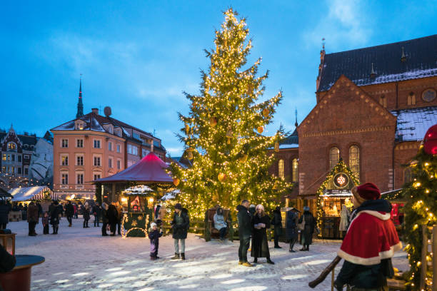 마 광장, 리가, 라트비아에서에서 크리스마스 시장 - riga baltic countries europe night 뉴스 사진 이미지