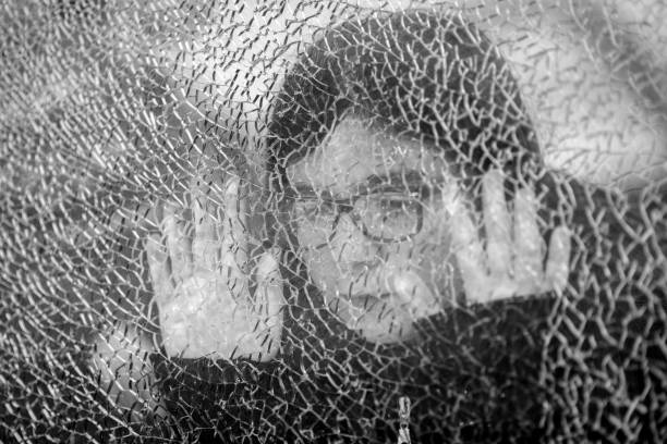 niña triste - broken window glass women fotografías e imágenes de stock