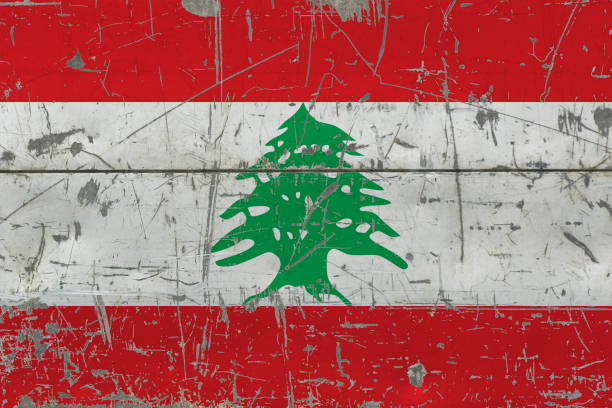 grunge-libanon-flagge auf alten hölzernen oberfläche gekratzt. nationalen vintage-hintergrund. - lebanese flag stock-fotos und bilder