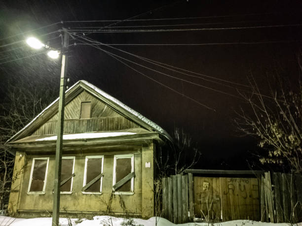 vieja casa abandonada. casa abandonada en la noche. - 32557 fotografías e imágenes de stock