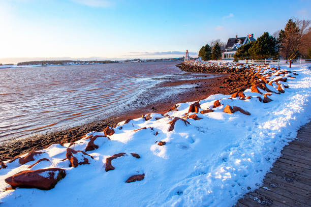 лайтхаус в шарлотттауне, остров принца эдуарда, канада. - snow winter coastline sunrise стоковые фото и изображения