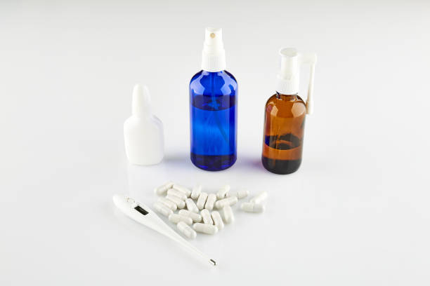 garrafas coloridas com medicina, termômetro e comprimidos - vitamin pill vitamin c nutritional supplement bottle - fotografias e filmes do acervo