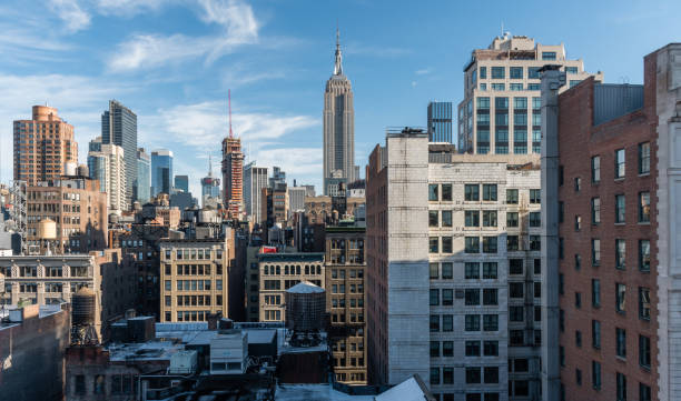 schöne manhattan skyline vista im winter - new york city built structure building exterior aerial view stock-fotos und bilder