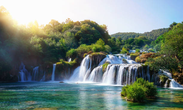 paisagem panorâmica de krka cachoeiras no rio krka, no parque nacional de krka na croácia. - plitvice lakes national park water lake national park - fotografias e filmes do acervo